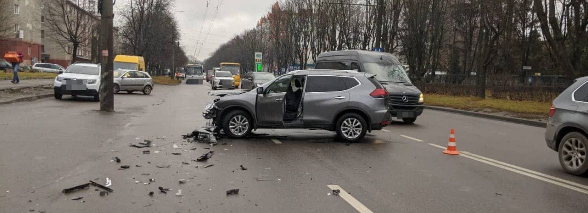 У Тернополі трапилась ДТП за участі чотирьох автомобілів