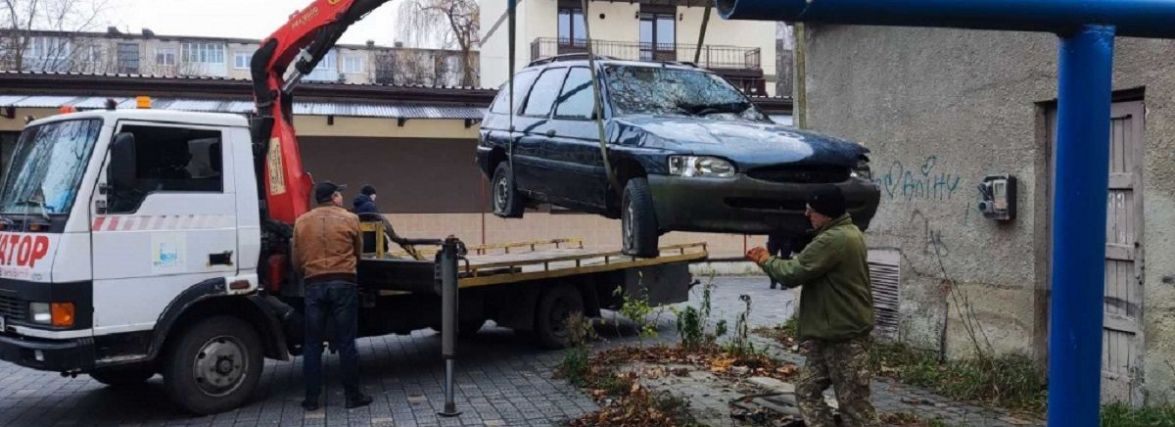 У Тернополі евакуювали на арештмайданчик два покинутих авто