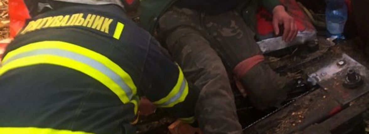 На Тернопільщині рятували чоловіка ногу якого затиснуло у кукурудзяній жатці комбайна