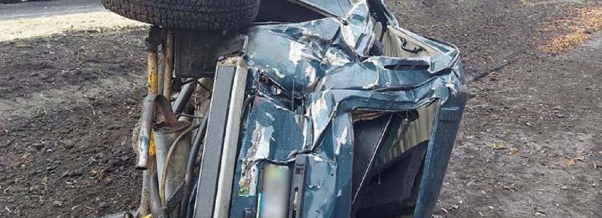 ДТП на Тернопільщині: вантажівка із напівпричепом врізалась в автомобіль ВАЗ. Пасажир у лікарні