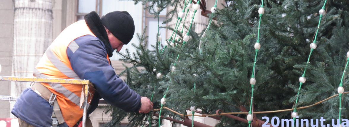 На Театральному майдані вже облаштовують «Файне зимове містечко». Як усе виглядає? (РЕПОРТАЖ)