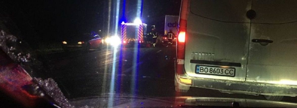 Жінку, яка постраждала в аварії в с. Гаї Шевченківські, з машини витягали рятувальники (ОНОВЛЕНЕ)