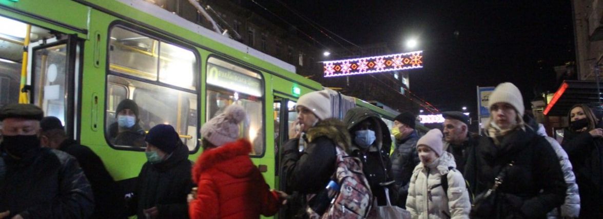 Квиток вибив, а в маршрутку не взяв! Чи закінчиться хаос на зупинках у Тернополі в пікові години?