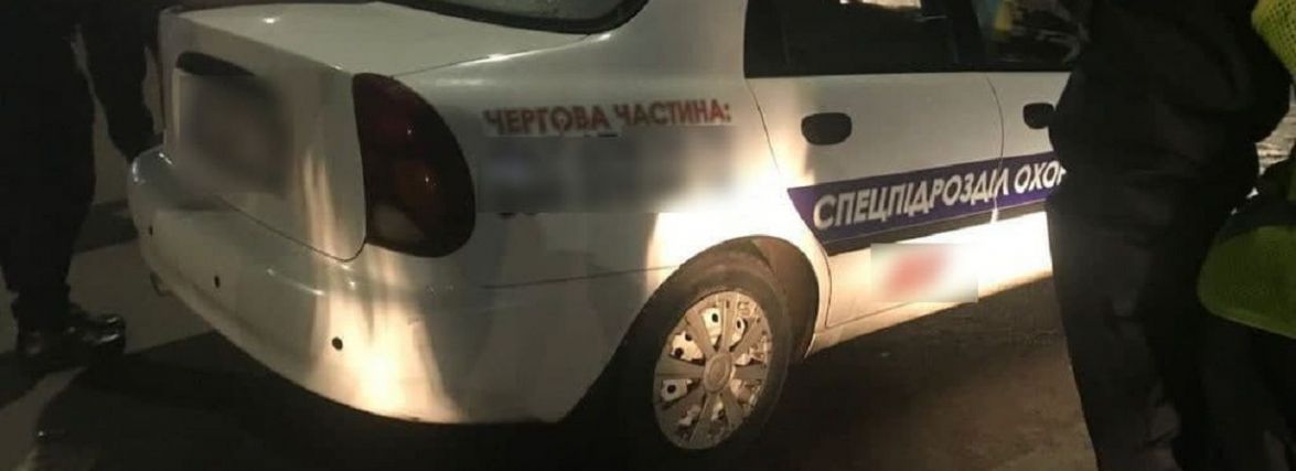 Ледь тримався на ногах: працівник охоронної фірми їхав п'яним за кермом та мав при собі зброю