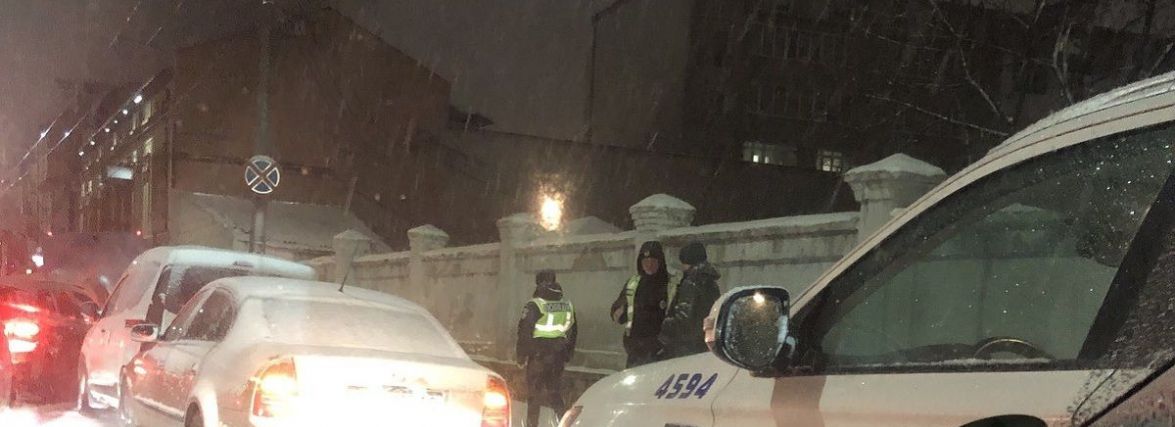 Будьте уважними – на дорогах слизько. У Центрі розвернуло тролейбус, у місті багато ДТП