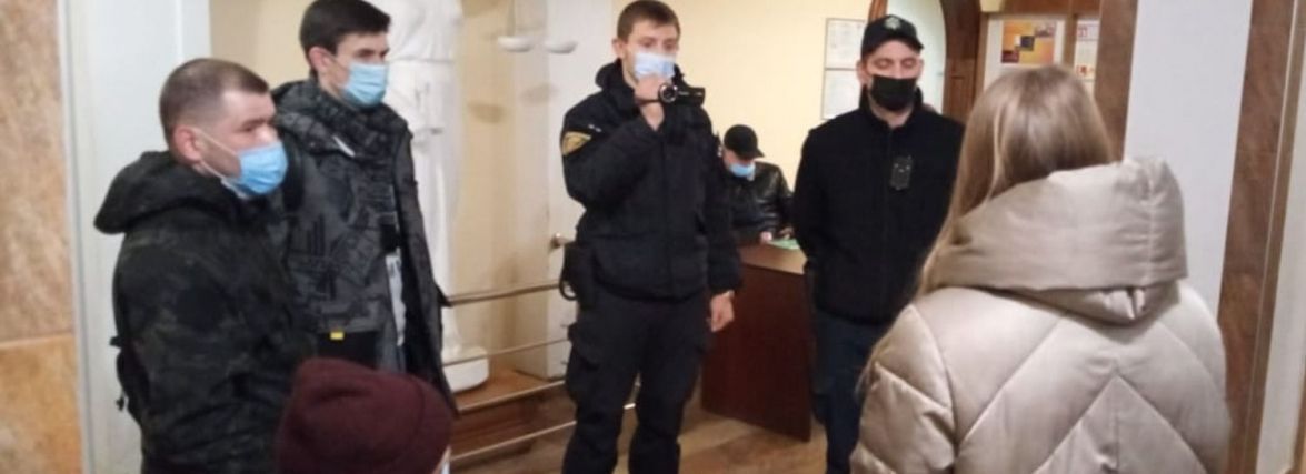 У Тернопільський суд намагалися пронести речовину, схожу на наркотики