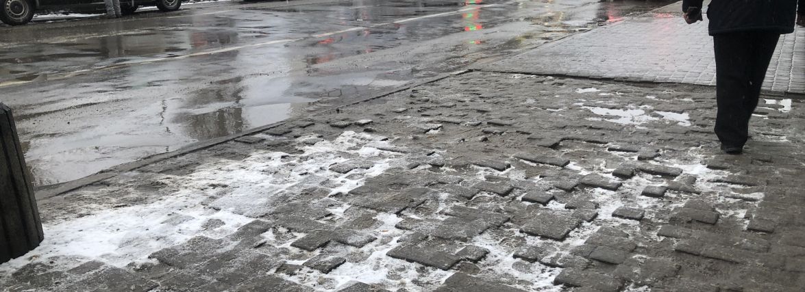Пройшлася по тротуару — потрапила в травмпункт. Хто і як часто має ремонтувати тротуари в Тернополі, ми з'ясували