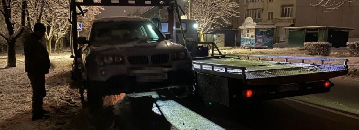 У Тернополі інспектори з паркування евакуювали п’ять машин, які перешкоджали роботі снігоочисної техніки