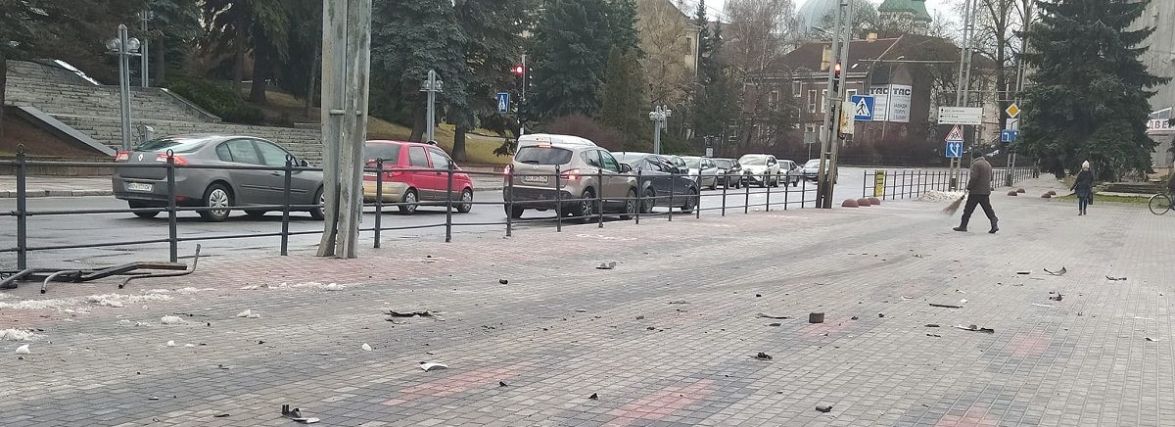 Досвяткувався: п’яний водій під ранок зніс паркан навпроти ОДА