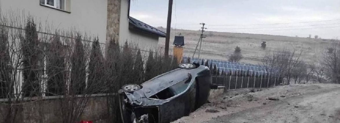 Аварія при в`їзді в Бережани: розтрощене авто опинилось в кюветі