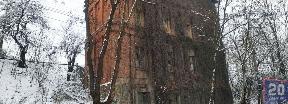 Чи є привиди у старому будинку «колійовців» біля Шостого магазину? Перевірили, що всередині (ФОТО)