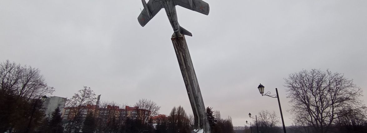 Що злетить? Через сильний вітер хитається літак на Східному (ВІДЕО ДНЯ)