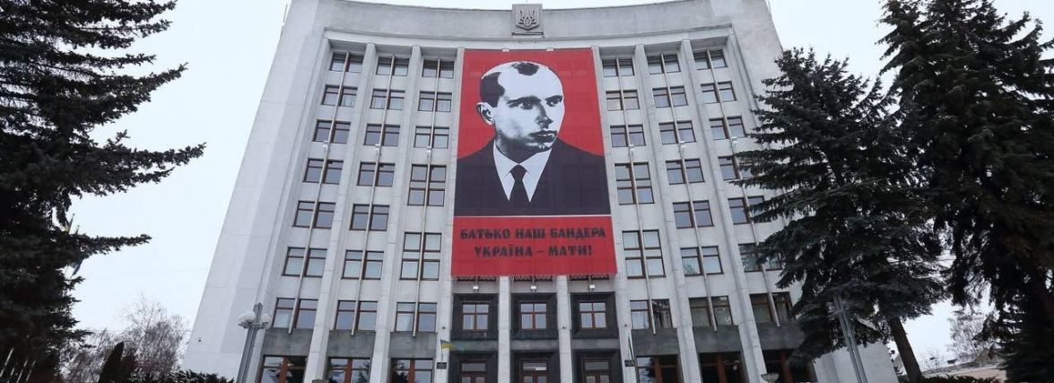 Ми дізналися, скільки витратили на банер із зображенням Степана Бандери на будівлі ОДА