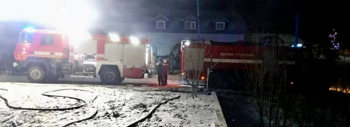 Під час пожежі, яку не могли загасити три години, постраждав рятувальник