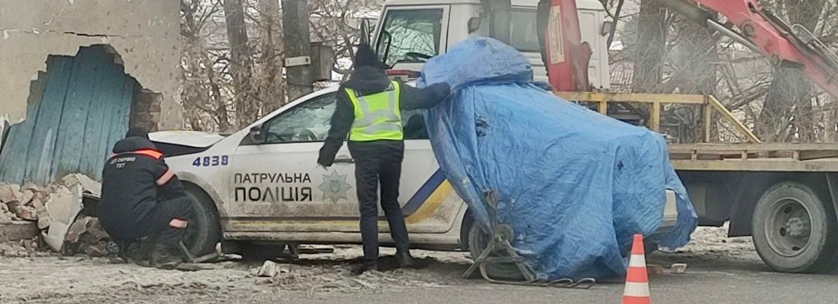 Чому патрульне авто, яке гналось за порушником, врізалось в бетонну будівлю і що з потерпілими (ОНОВЛЕНО)