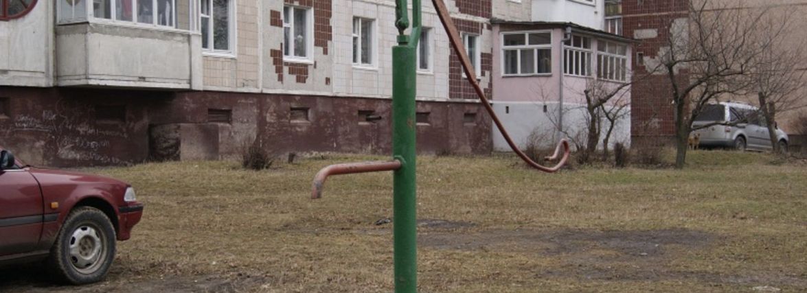 В Тернополі є 40 колонок-качалок, де можна набрати воду (АДРЕСИ)
