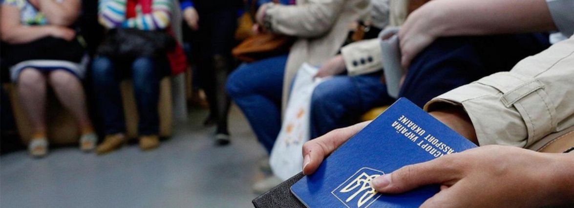 Що робити громадянам України, які перебувають за кордоном: роз'яснення МЗС