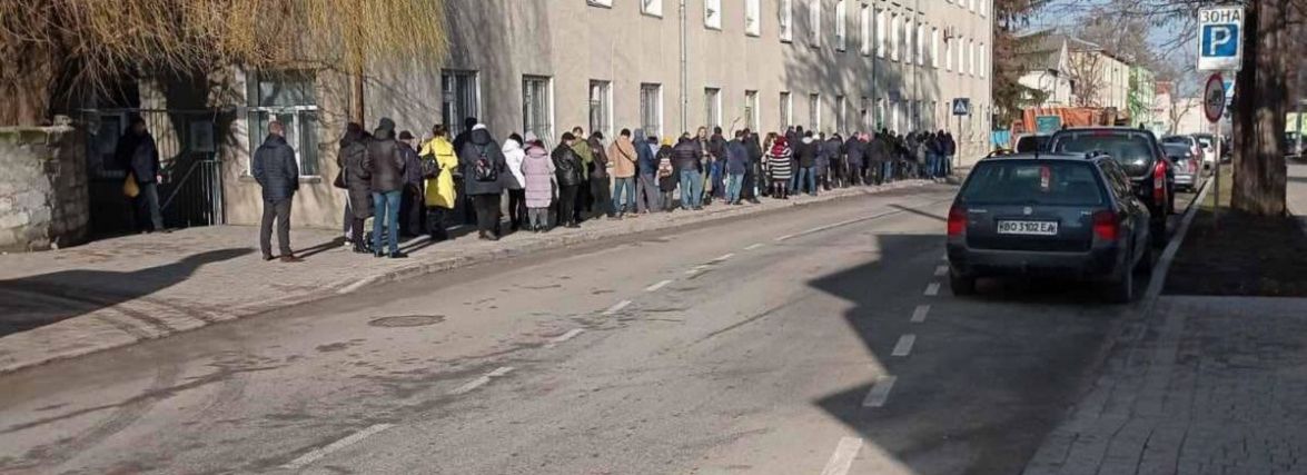 Фото дня: черга до Тернопільського центру служби крові