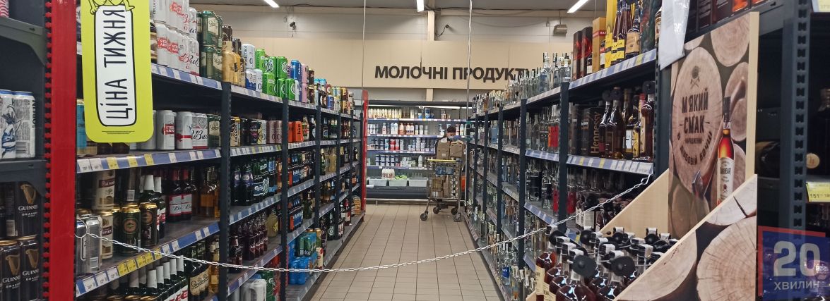 Порожні полиці і таблички: чи дотримуються у магазинах міста заборони на продаж алкоголю? Ми перевірили