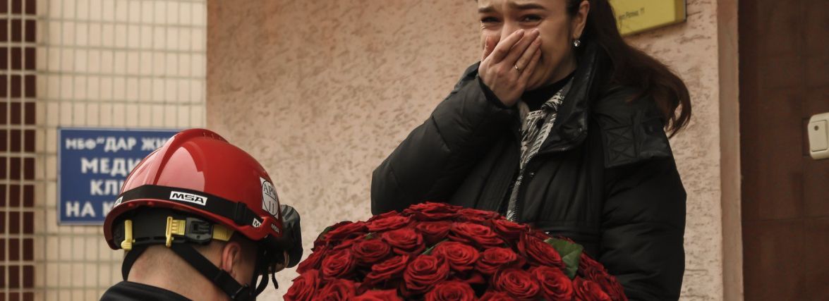 Любов переможе війну: у Тернополі рятувальник освідчився коханій