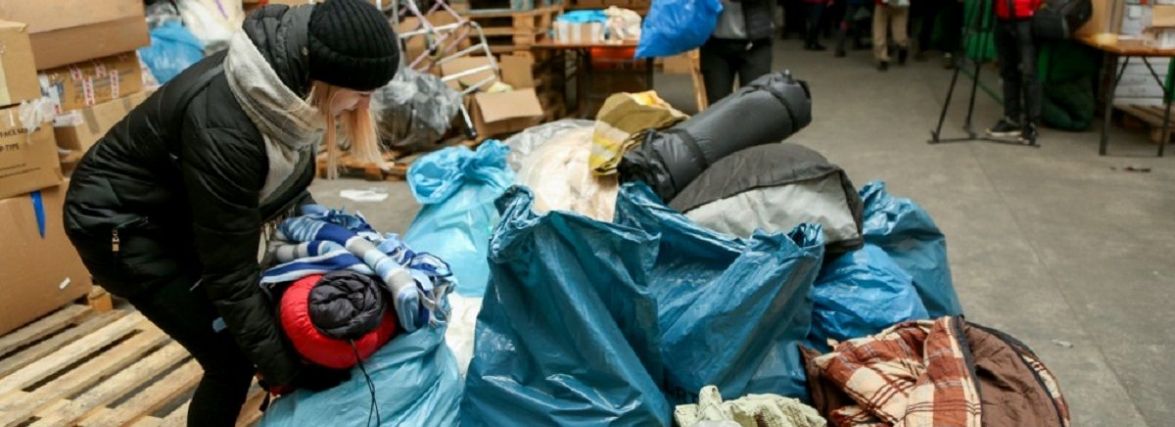 У Тернополі на вул. Живова потребуючі можуть безкоштовно отримати одяг і взуття