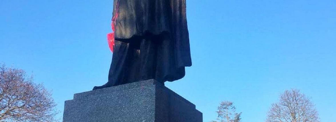 Тернополянин обмалював червоною фарбою пам'ятник Пушкіну: як пояснює свої дії