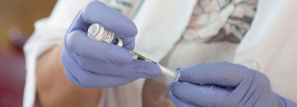 Вакцинація від COVID-19: що треба знати тим, хто вимушено покидає Україну