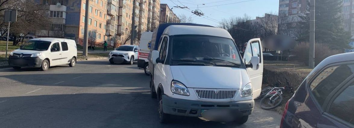 В аварії на перехресті вулиці Тарнавського та проспекту Злуки постраждав велосипедист