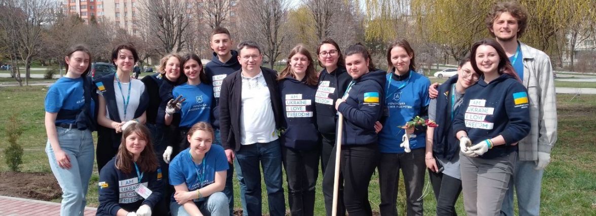 Садили дерева у Біблійному саду. Як Тернопільський педагогічний університет святкував 82-ту річницю