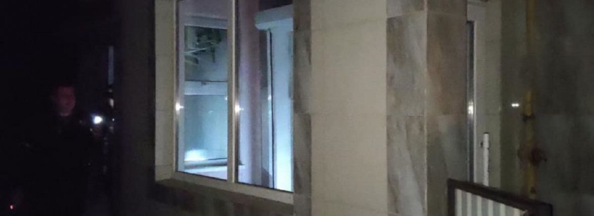 На Збаразькій злодій розбив скло та намагався проникнути в перукарню. Його затримали