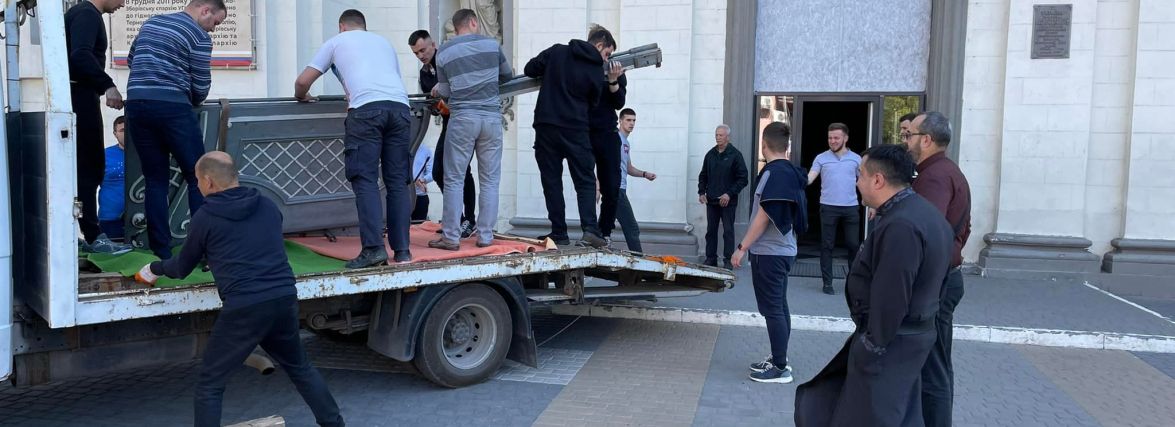 Вхідні двері Катедри, які розтрощила водійка на Audi, передали на реставрацію (ФОТО ДНЯ)