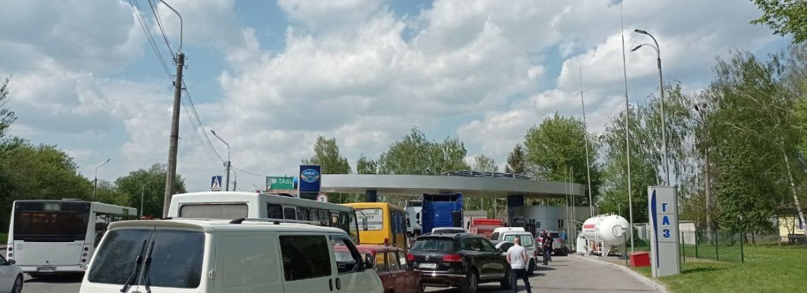 Чекають у черзі по 6 годин і більше: як у Тернополі водії заправляються (РЕПОРТАЖ)