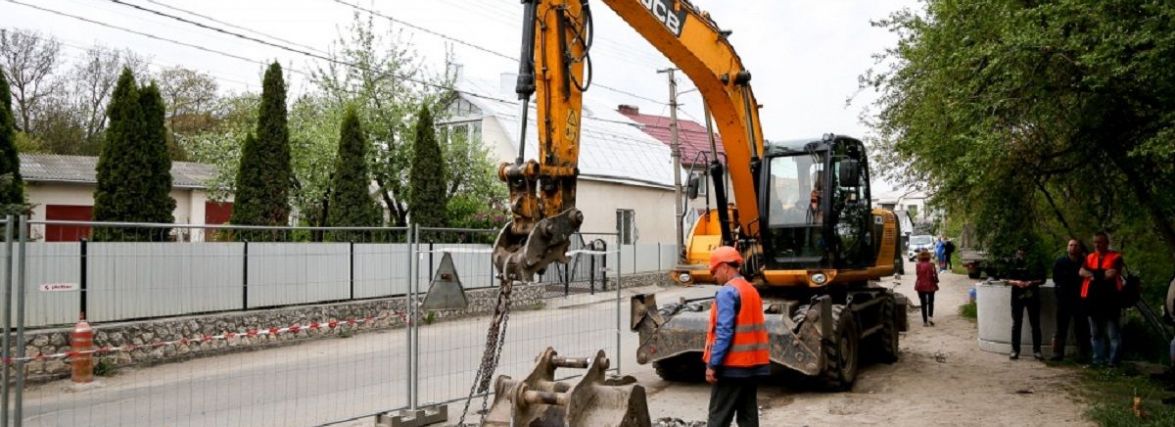 У Тернополі замінюють каналізаційний колектор на вулиці Подільській: скільки уже зробили?