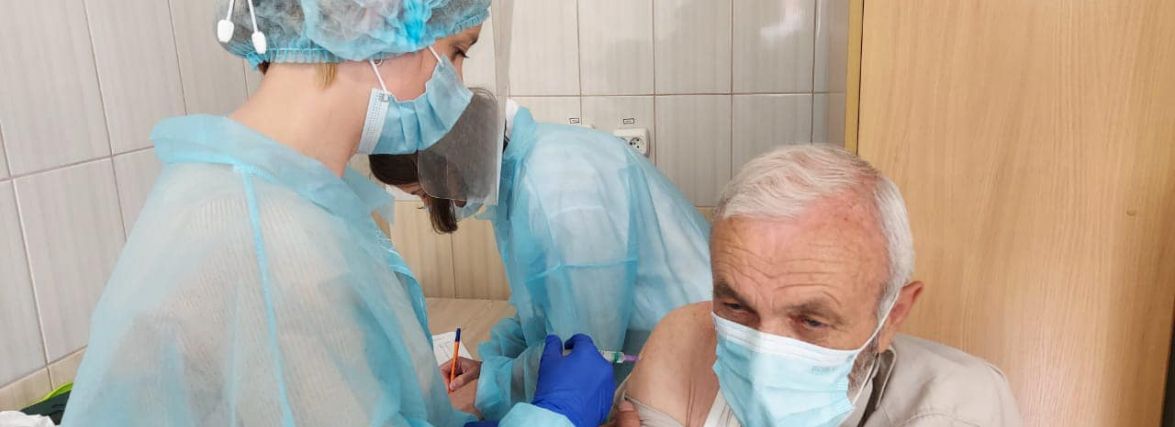 Як щепитися від COVID-19 під час війни та які вакцини є на Тернопільщині