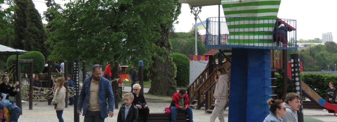 У якому стані дитячі майданчики в парках Тернополя. Ми перевірили