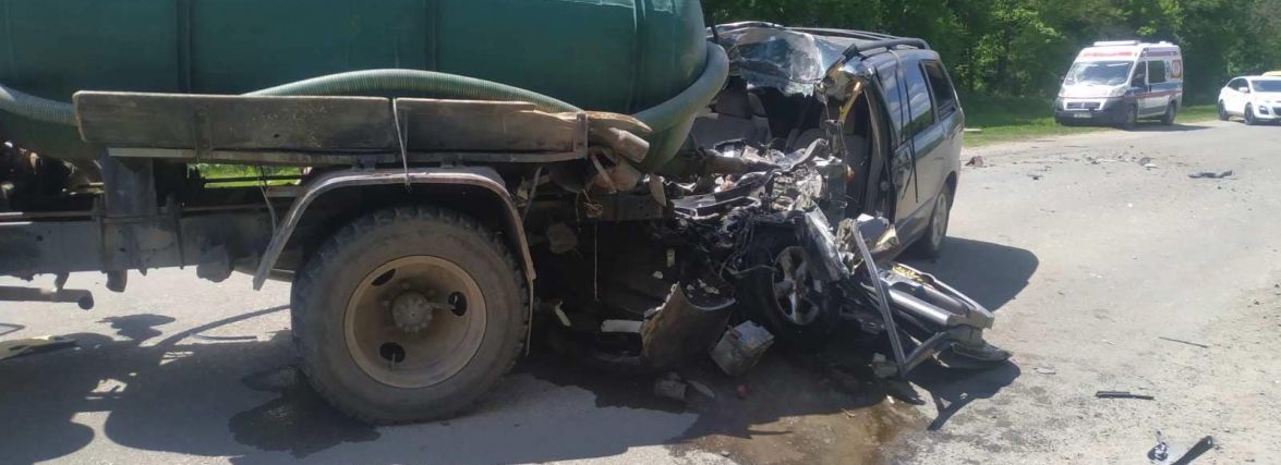 На Тернопільщині легківка зіткнулася з вантажівкою: рятувальники діставали водія з понівеченої машини
