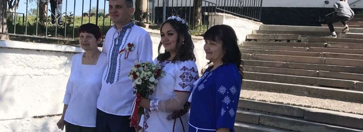 Одружились на річницю і мають одну мрію на двох. На Тернопільщині побрались переселенці з Харківщини