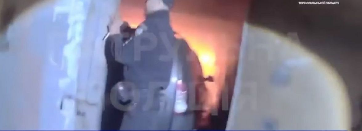 У Тернополі загорівся гараж з автівкою: пожежу допомогли загасити патрульні