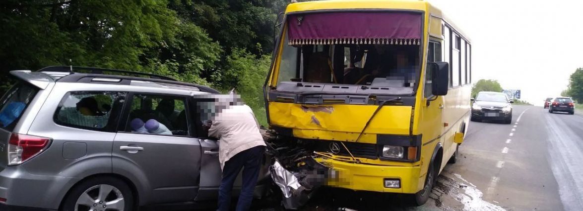 67-річний водій з Тернопільщини врізався в маршрутку на Львівщині: є травмовані