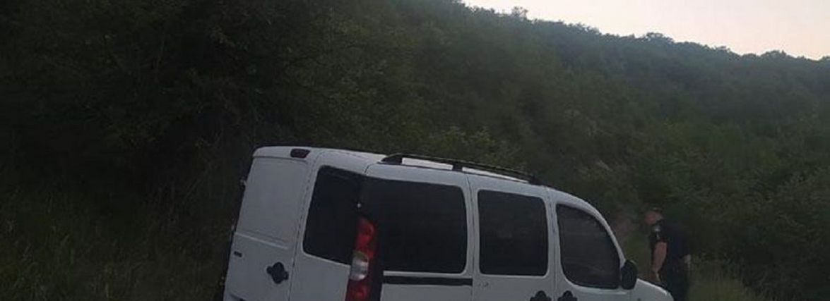 На Тернопільщині чоловік вкрав «FIAT Doblo» і кинув його в полі