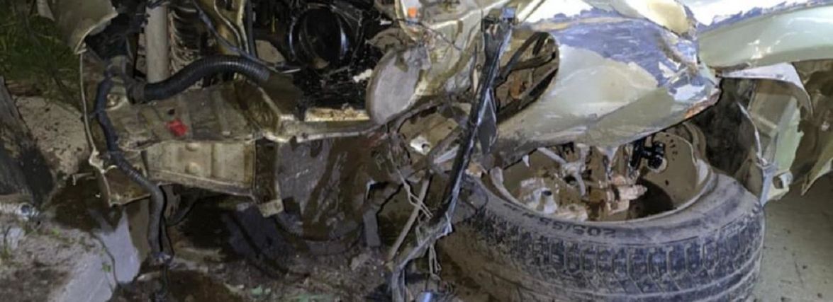На 15 Квітня п'яний водій врізався в Hyundai та Jaguar і потрощив рекламну споруду
