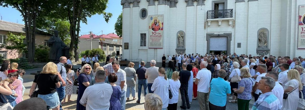 Понад 100 тисяч гривень зібрали на автомобіль для ЗСУ під час служби в Архикатедрі у Тернополі