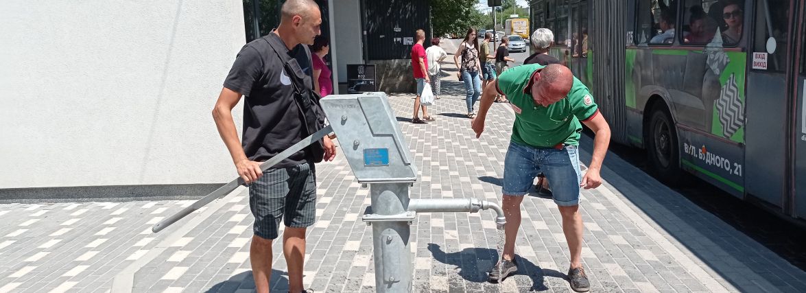 Чи працюють колонки–качалки для води у Тернополі. Ми перевірили (ВІДЕО)