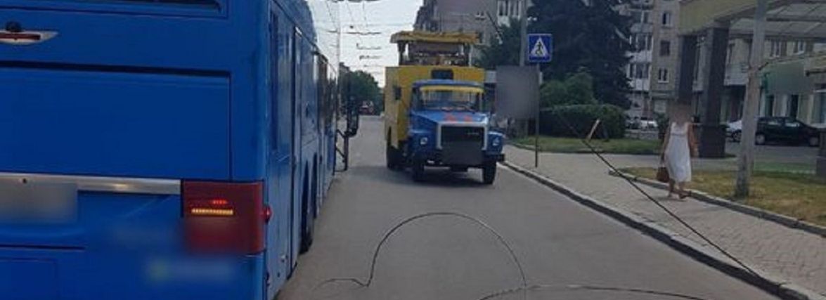 Автобус пошкодив дроти електромережі на Замковій: рух транспорту ускладнено