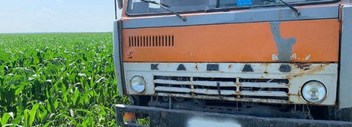 Водій КАМАЗу наїхав на чоловіка, який лежав на грунтовій дорозі