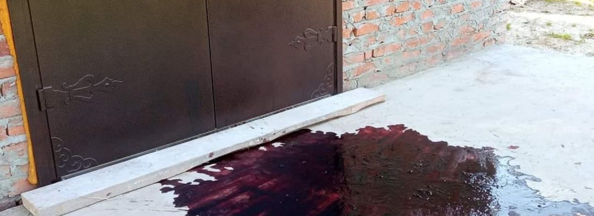 На Кременеччині невідомі вилили свинячу кров біля храму УПЦ МП