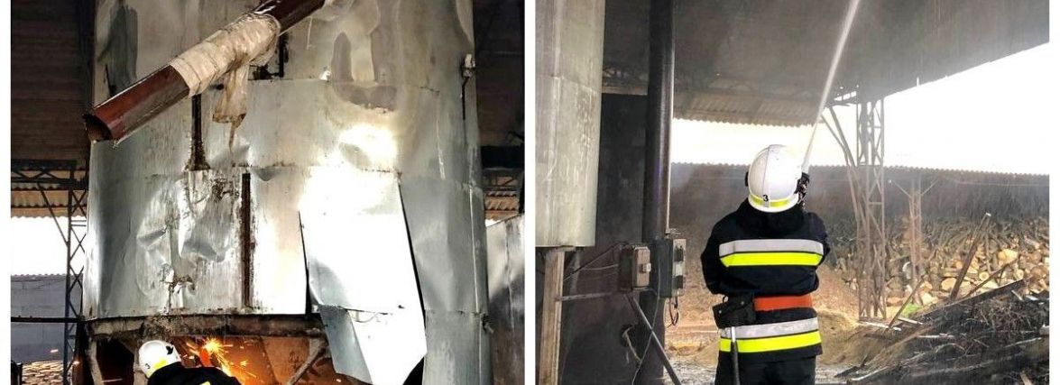 У Довжанці масштабна пожежа на фермерському господарстві. Що відомо