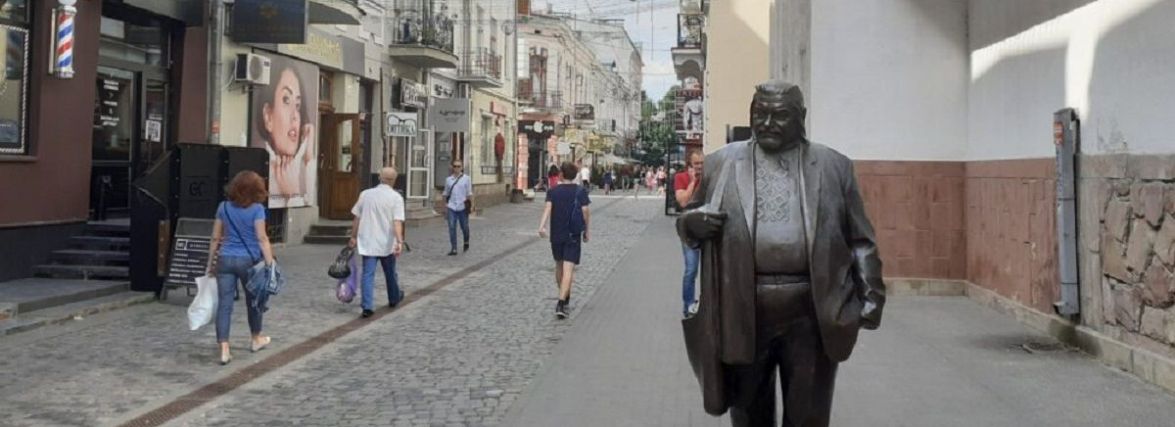 У Тернополі житель Херсона зробив селфі на пам'ятнику Ґереті