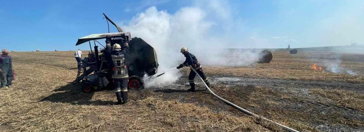 Пожежа у полі: на Чортківщині згоріла тюкувальна машина