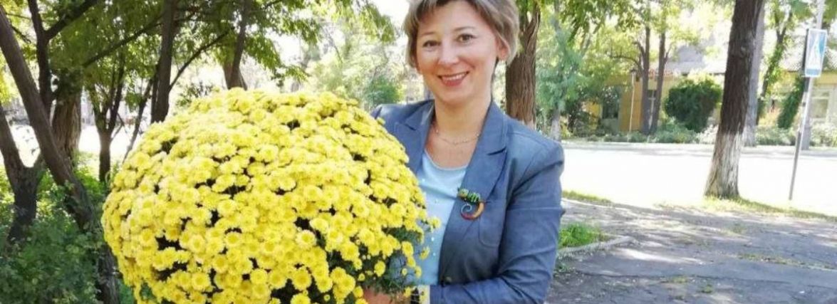 Втікали по замінованому полю. Як вчителька з Маріуполя волонтерить та виховує патріотів за кордоном